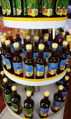 balık sosu raflarda şişelerde