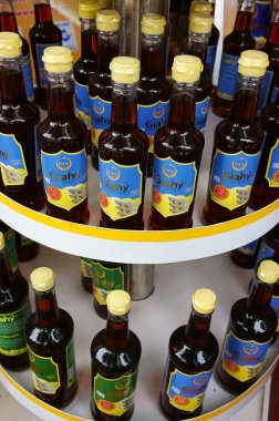 balık sosu raflarda şişelerde