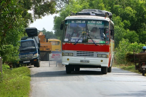 Coche de pasajeros a través de obras de carretera en la carretera —  Fotos de Stock