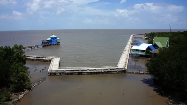 Zona turística de Dat Mui con rompeolas largo y sólido — Foto de Stock