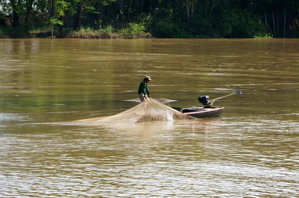 Gruppe von Fischern fängt Fische mit Netz auf Fluss — Stockfoto