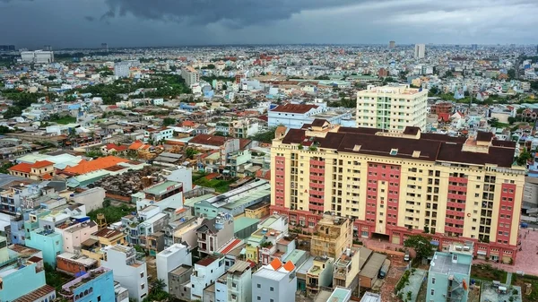 Overzicht van bevolkte stad aaneengesloten van concrete huis — Stockfoto