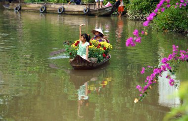 mujeres y niños en bote de remos con fortet flor en primavera