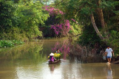 mujeres y niños en bote de remos con fortet flor en primavera