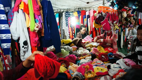 Activité du voyageur (touriste) dans le marché de plein air la nuit — Photo