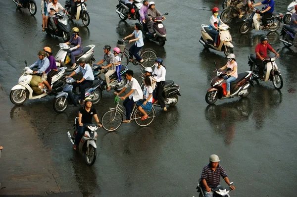 ラッシュアワーでバイクに乗る人の群衆 — ストック写真