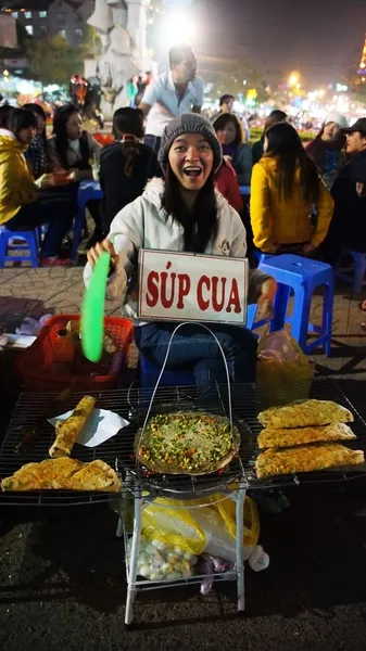 Drôle de vendeur vietnamien de nourriture de rue la nuit marché extérieur — Photo