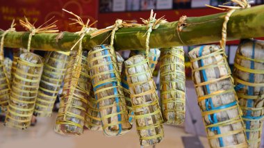 geleneksel Vietnam yemekleri - Banh'da tet (silindirik yapış yapış RI