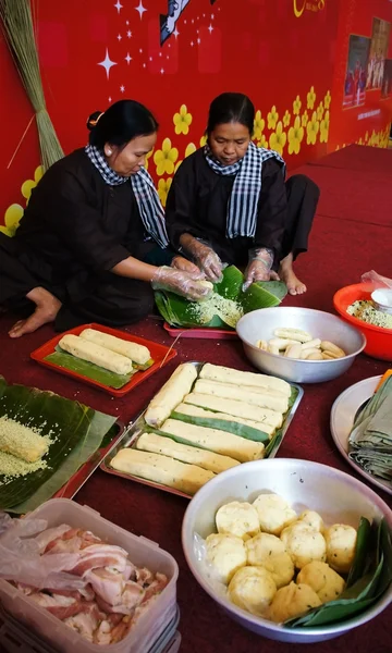 People with traditional Vietnamese dress making banhTet for Lun — Stock Photo, Image