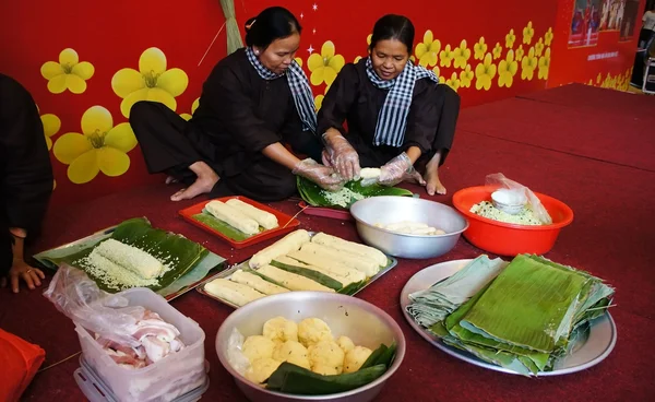 与传统的越南服装制作传统食品的人 — 图库照片