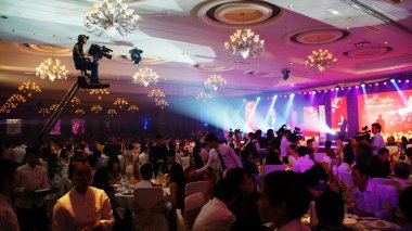 kameraman gece partide çalışma