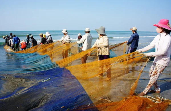 Group of fisherman pull fish net — Stock Photo, Image