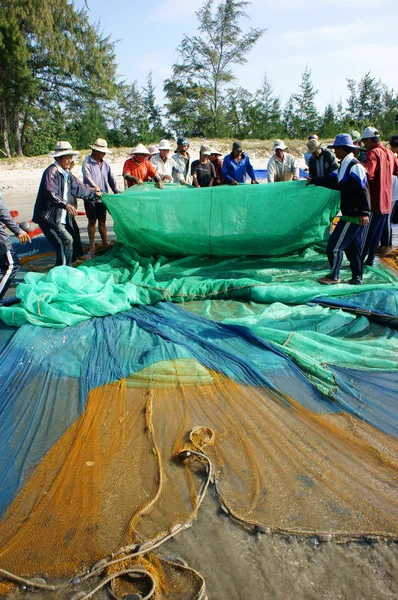 Group of fisherman pull fish net — Stock Photo, Image