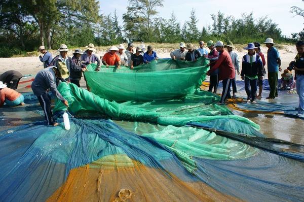 Group of fisherman pull fish net — Stock Photo, Image