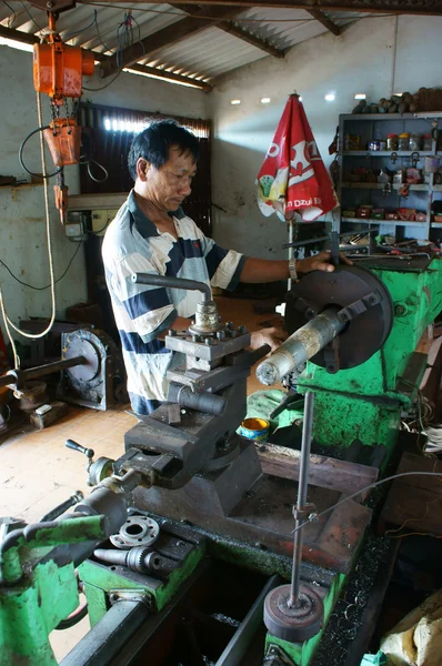 Taller mecánico de trabajo mecánico — Foto de Stock