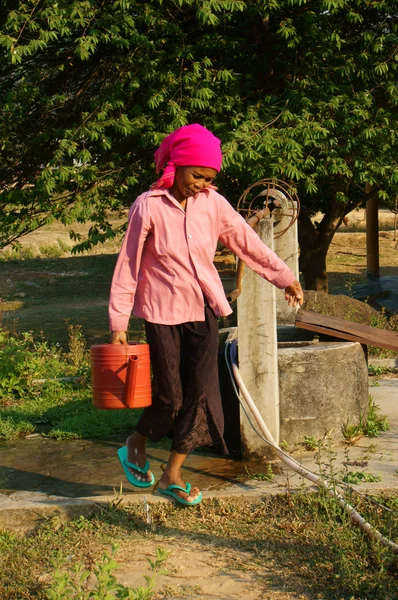 Menschen schöpfen Wasser aus Brunnen — Stockfoto