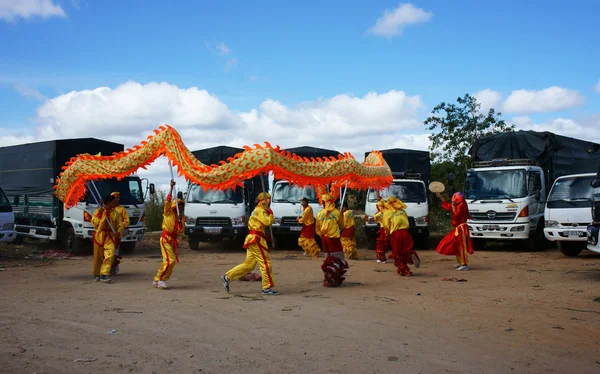 Team van mensen voeren dans van de draak — Stockfoto