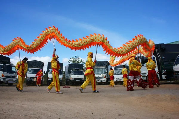 Squadra di persone eseguire danza del drago — Foto Stock