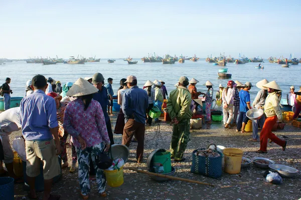 Crowed atmosphere at seafood market on beach — Stock Photo, Image