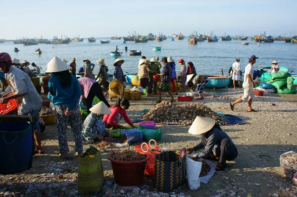 Crowed atmosphere at seafood market on beach — Stock Photo, Image