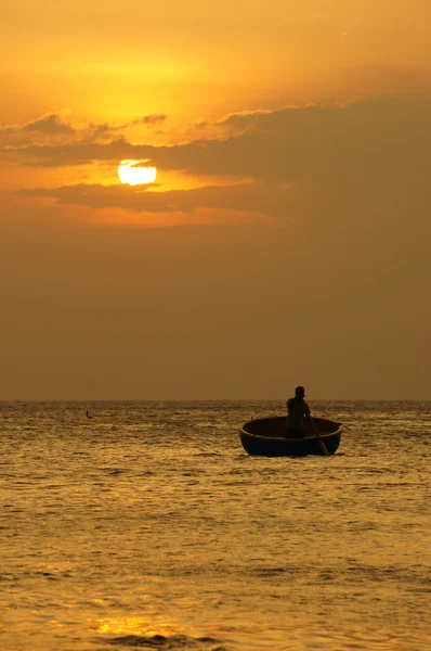 Beautiful landscape on ocean with silhouette fisherman, sun at s — Stock Photo, Image