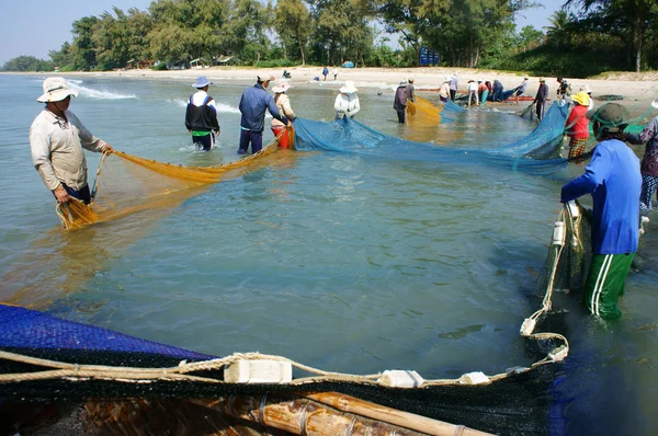 Team work of fisherman on beach — Stock Photo, Image