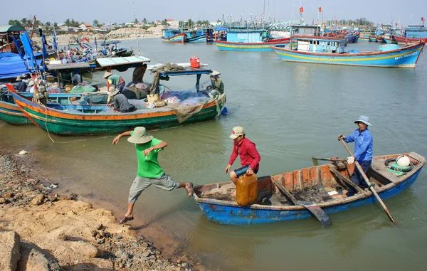 Transportation people and goods by wooden boat at habor — Stock Photo, Image