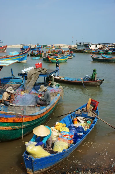 Transport personen en goederen door houten boot op habor — Stockfoto