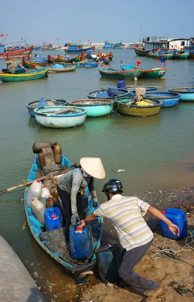 Transport personen en goederen door houten boot op habor — Stockfoto