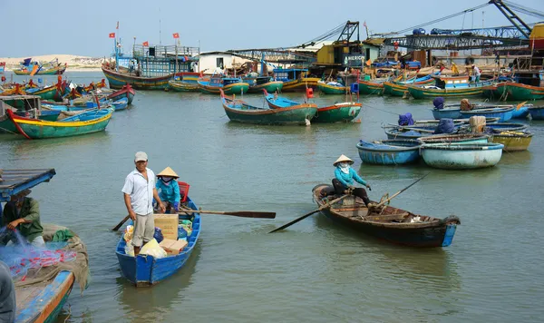 Transporte personas y mercancías en barco de madera en habor — Foto de Stock