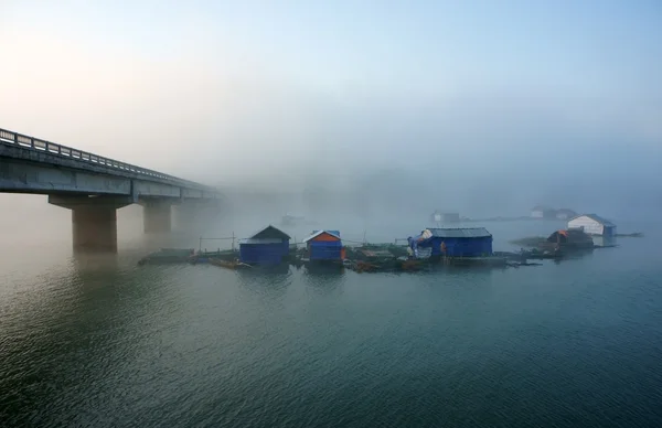 Brücke, Fischerdorf am See im Nebel — Stockfoto