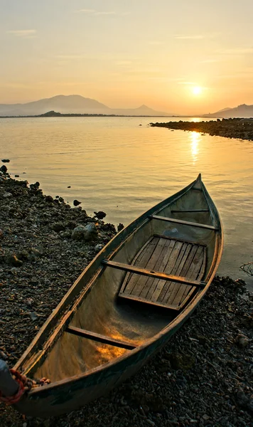 Lonely boat looking toward the sun — Stock Photo, Image