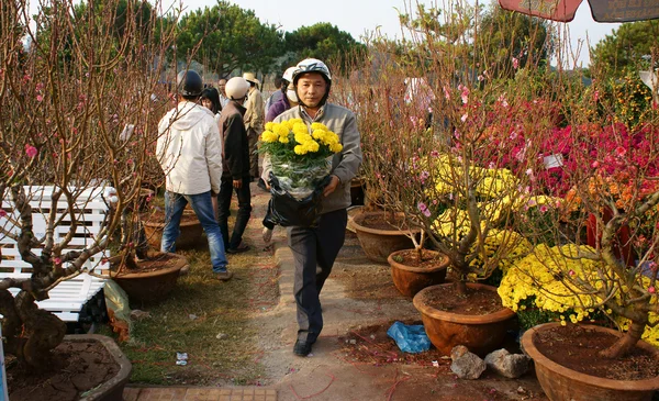 People choice flowerpot at open air farmer market — Stock Photo, Image