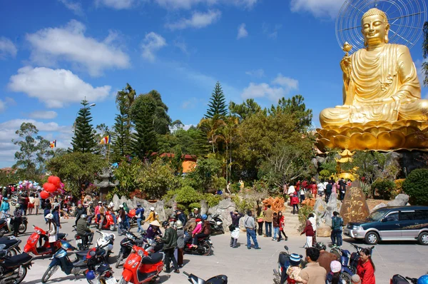 Ludzie chodzą do pagoda — Zdjęcie stockowe