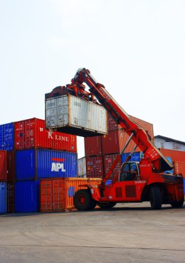 Vorkheftruck vrachtwagen kraan verpakking bij vietnam vracht depot