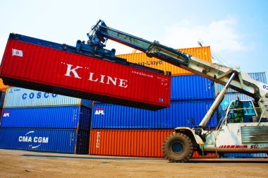 Vorkheftruck vrachtwagen kraan verpakking bij vietnam vracht depot