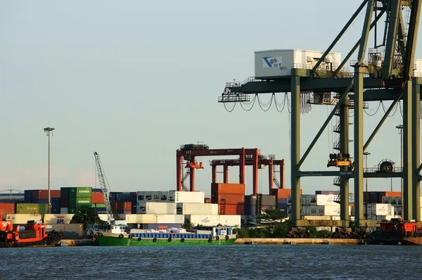 Verladung von Containern im Hafen, Seeverkehr — Stockfoto