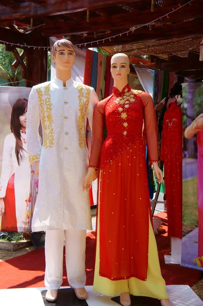 Couple de manequin en robe traditionnelle vietnamienne — Photo