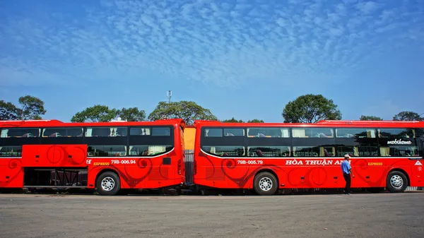 Autobus passeggeri al parcheggio auto — Foto Stock