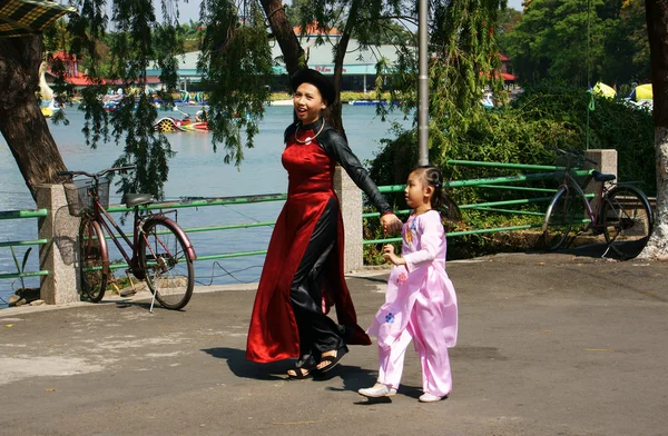 Mutter hält Hand über Kinder, die im Park gehen — Stockfoto