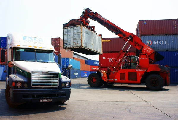 Chariot élévateur camion grue conteneur à remorque, dépôt Vietnam — Photo