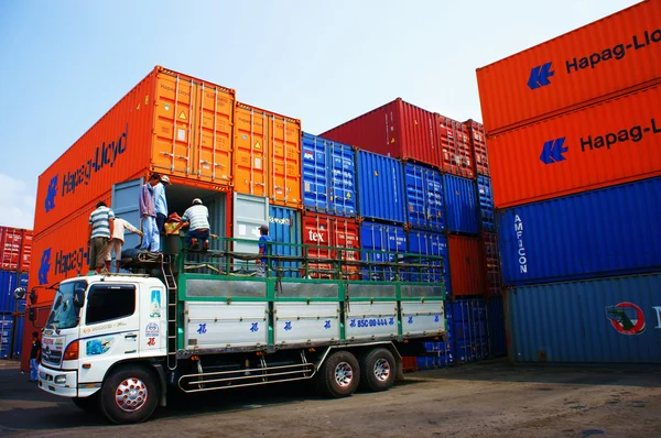 Vorkheftruck vrachtwagen kraan container aanhangwagen, vietnam depot — Stockfoto