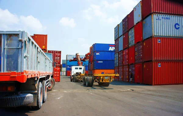 Vorkheftruck vrachtwagen kraan container aanhangwagen, vietnam depot — Stockfoto