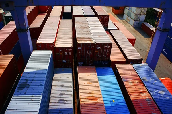 Container im Frachtdepot, Vietnam — Stockfoto