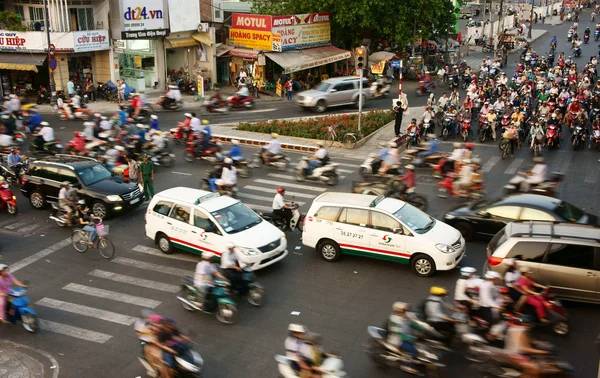 Overdracht door motorfiets, onveilige situatie, viet nam — Stockfoto