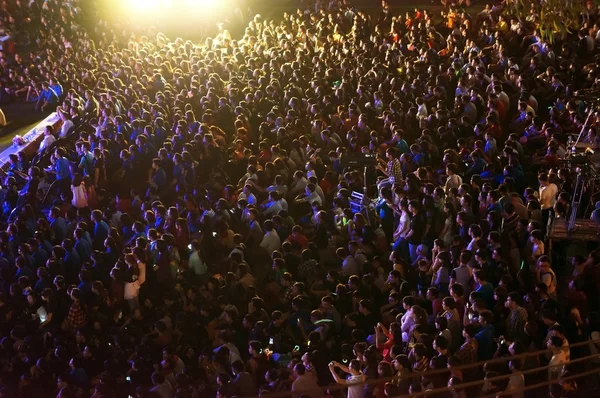 inanılmaz kalabalık gençler dünya saat olay