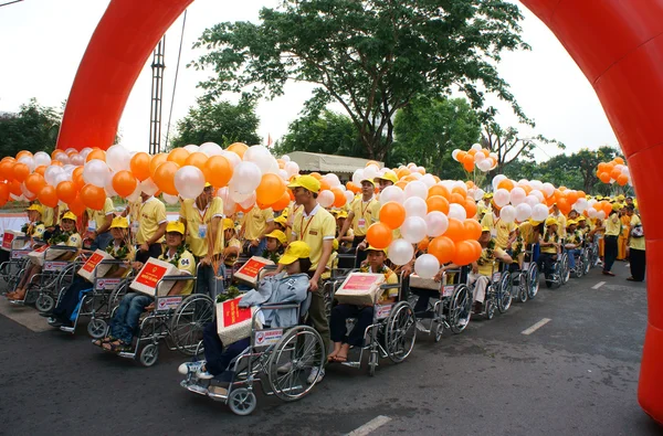 Инвалиды на инвалидных колясках на благотворительном мероприятии — стоковое фото