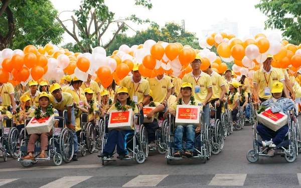 Skupina neplatné lidí na vozíku — Stock fotografie