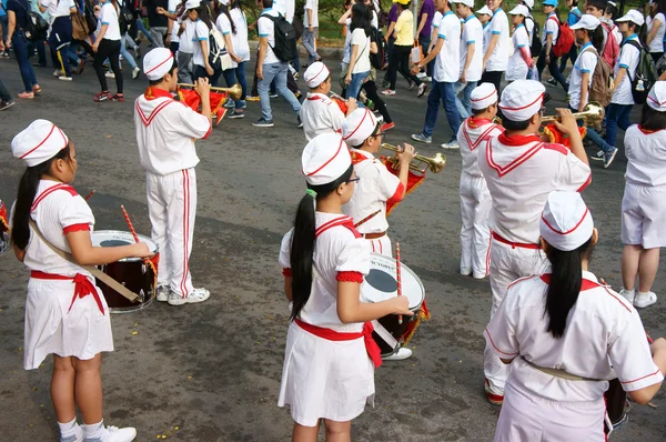 Grupo de adolescente tocar instrumentos musicais — Fotografia de Stock