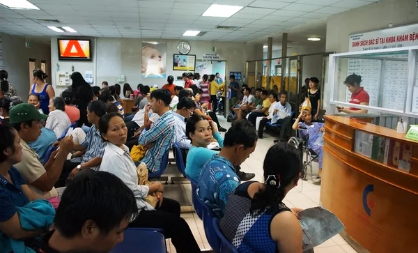 Doente à espera no hospital — Fotografia de Stock